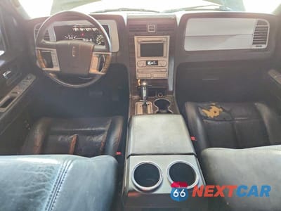 Zdjęcie 8 z 13 samochodu: 2010 LINCOLN NAVIGATOR VIN:5LMJJ2H51AEJ09433 - miniatura