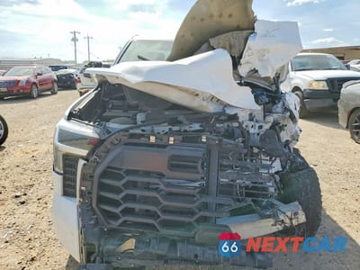 Piąte zdjęcie samochodu w środku: 2023 TOYOTA TUNDRA SR5 VIN:5TFLA5AB6PX025722 - miniatura