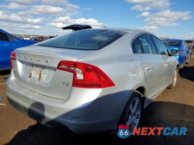 Trzecie zdjęcie samochodu z tyłu: 2012 VOLVO S60 T5 VIN:YV1622FS5C2033958 - miniatura