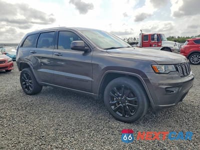 Czwarte zdjęcie samochodu z boku: 2021 JEEP GRAND CHEROKEE LAREDO VIN:1C4RJEAG8MC517354 - miniatura
