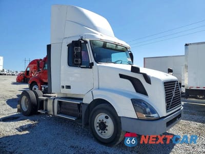 2017 VOLVO VNL SEMI TRUCK 4V4N39TG2HN987987 - główne zdjęcie licytacji z USA - miniatura
