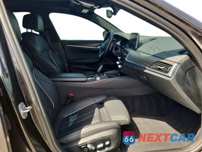 Piąte zdjęcie samochodu w środku: 2021 BMW M550XI VIN:WBA13BK04MCF71483 - miniatura