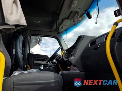 Piąte zdjęcie samochodu w środku: 2025 KENWORTH T680 SEMI TRUCK VIN:1XKYD49X7SJ137470 - miniatura