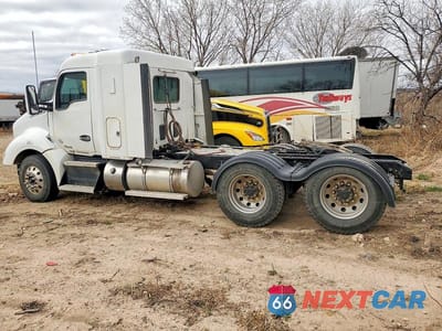 Trzecie zdjęcie samochodu z tyłu: 2020 KENWORTH T680 SEMI TRUCK VIN:1XKYDP9X5LJ304394 - miniatura