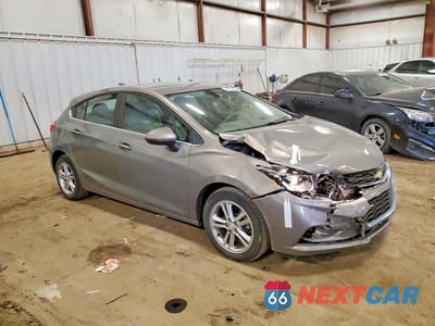 Czwarte zdjęcie samochodu z boku: 2018 CHEVROLET CRUZE LT VIN:3G1BH6SE3JS504171 - miniatura