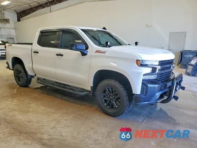 Czwarte zdjęcie samochodu z boku: 2020 CHEVROLET SILVERADO K1500 LT TRAIL BOSS VIN:3GCPYFEDXLG274098 - miniatura
