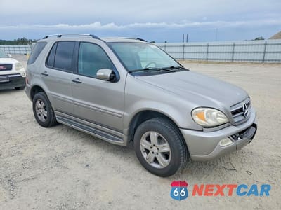 Czwarte zdjęcie samochodu z boku: 2005 MERCEDES-BENZ ML 500 VIN:4JGAB75E05A568371 - miniatura