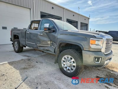 Czwarte zdjęcie samochodu z boku: 2018 GMC SIERRA K2500 DENALI VIN:1GT12UEY7JF193041 - miniatura