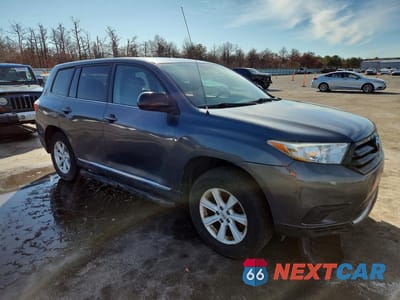 Czwarte zdjęcie samochodu z boku: 2012 TOYOTA HIGHLANDER BASE VIN:5TDBK3EH0CS169441 - miniatura