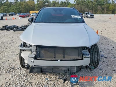 Piąte zdjęcie samochodu w środku: 2021 VOLVO XC40 T5 R-DESIGN VIN:YV4162UM0M2483394 - miniatura