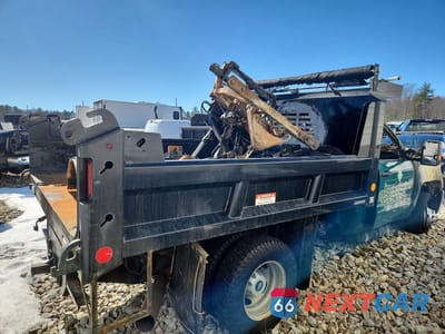 Trzecie zdjęcie samochodu z tyłu: 2018 CHEVROLET SILVERADO DUMP TRUCK VIN:1GB3KYCY4JF182022 - miniatura
