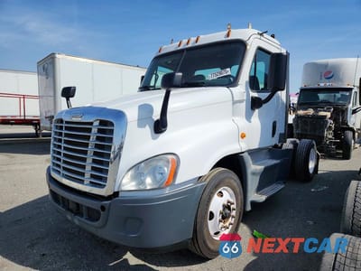 Drugie zdjęcie samochodu z przodu: 2016 FREIGHTLINER CASCADIA 125 SEMI TRUCK VIN:1FUBGEDV6GLHC5674 - miniatura