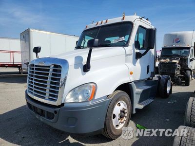Drugie zdjęcie samochodu z przodu: 2016 FREIGHTLINER CASCADIA 125 SEMI TRUCK VIN:1FUBGEDV6GLHC5674 - miniatura
