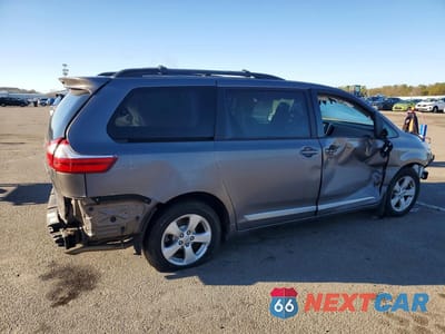 Trzecie zdjęcie samochodu z tyłu: 2017 TOYOTA SIENNA LE VIN:5TDKZ3DC1HS808029 - miniatura