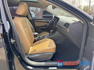 Piąte zdjęcie samochodu w środku: 2019 VOLKSWAGEN JETTA SEL VIN:3VWE57BU0KM263389 - miniatura