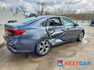 Trzecie zdjęcie samochodu z tyłu: 2020 KIA FORTE LXS VIN:3KPF24AD8LE186976 - miniatura