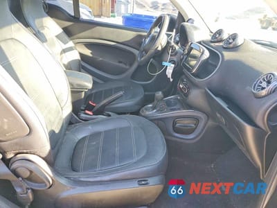 Zdjęcie 10 z 12 samochodu: 2017 SMART FORTWO VIN:WMEFJ9BA8HK214558 - miniatura