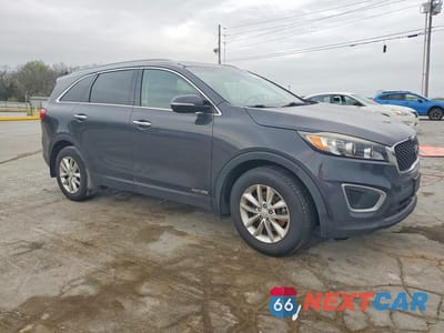Czwarte zdjęcie samochodu z boku: 2017 KIA SORENTO LX V6 VIN:5XYPGDA5XHG302994 - miniatura