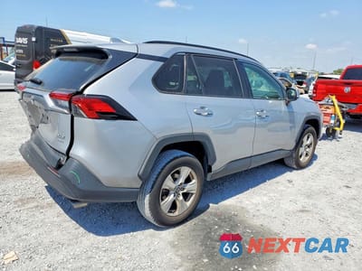 Trzecie zdjęcie samochodu z tyłu: 2021 TOYOTA RAV4 XLE VIN:2T3P1RFV0MW237530 - miniatura
