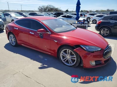 Czwarte zdjęcie samochodu z boku: 2013 TESLA MODEL S VIN:5YJSA1CP2DFP21805 - miniatura