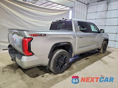 Trzecie zdjęcie samochodu z tyłu: 2025 TOYOTA TUNDRA 1794 EDITION VIN:5TFMA5DB2SX273359 - miniatura