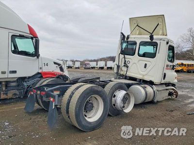 Czwarte zdjęcie samochodu z boku: 2019 FREIGHTLINER CASCADIA 125 SEMI TRUCK VIN:3AKJGEDV9KSKR9943 - miniatura