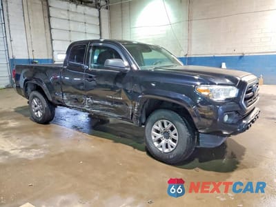 Czwarte zdjęcie samochodu z boku: 2019 TOYOTA TACOMA SR5 VIN:5TFSX5EN5KX066091 - miniatura