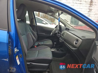 Piąte zdjęcie samochodu w środku: 2014 TOYOTA YARIS 5-DOOR SE VIN:JTDKTUD31ED585361 - miniatura