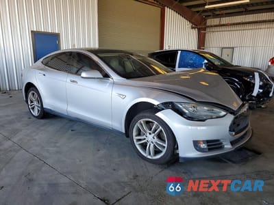 Czwarte zdjęcie samochodu z boku: 2013 TESLA MODEL S VIN:5YJSA1CNXDFP17886 - miniatura
