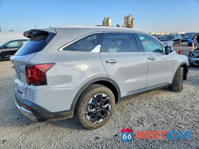 Trzecie zdjęcie samochodu z tyłu: 2025 KIA SORENTO VIN:5XYRL4JC9SG384999 - miniatura
