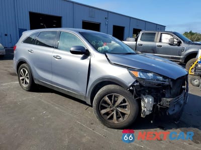 Czwarte zdjęcie samochodu z boku: 2020 KIA SORENTO LX V6 VIN:5XYPGDA57LG692221 - miniatura