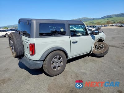 Trzecie zdjęcie samochodu z tyłu: 2024 FORD BRONCO BIG BEND VIN:1FMDE7AH1RLA24217 - miniatura