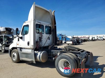 Trzecie zdjęcie samochodu z tyłu: 2016 FREIGHTLINER CASCADIA 125 SEMI TRUCK VIN:1FUBGEDV0GLHC5752 - miniatura