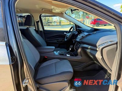Piąte zdjęcie samochodu w środku: 2017 FORD ESCAPE SE VIN:1FMCU0GD7HUC67260 - miniatura