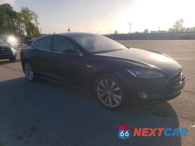 Czwarte zdjęcie samochodu z boku: 2016 TESLA MODEL S VIN:5YJSA1E13GF120884 - miniatura