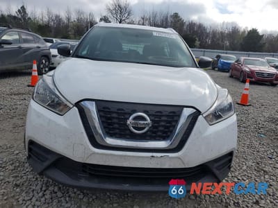 Piąte zdjęcie samochodu w środku: 2019 NISSAN KICKS S VIN:3N1CP5CU1KL491983 - miniatura