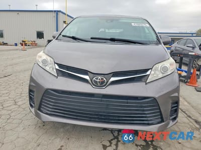 Piąte zdjęcie samochodu w środku: 2018 TOYOTA SIENNA LE 8-PASSENGER VIN:5TDKZ3DC1JS922666 - miniatura