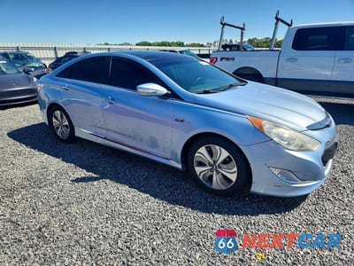 Czwarte zdjęcie samochodu z boku: 2013 HYUNDAI SONATA HYBRID LIMITED VIN:KMHEC4A4XDA074463 - miniatura