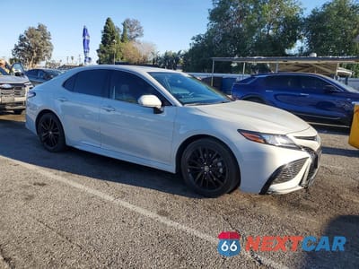 Czwarte zdjęcie samochodu z boku: 2023 TOYOTA CAMRY HYBRID XSE VIN:4T1K31AK7PU057722 - miniatura