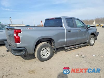 Trzecie zdjęcie samochodu z tyłu: 2019 CHEVROLET SILVERADO K1500 VIN:1GCRYAEH3KZ295856 - miniatura