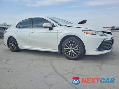 Czwarte zdjęcie samochodu z boku: 2021 TOYOTA CAMRY HYBRID XLE VIN:4T1F31AKXMU569598 - miniatura