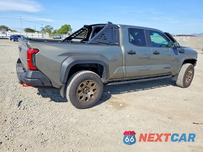 Trzecie zdjęcie samochodu z tyłu: 2024 TOYOTA TACOMA TRAILHUNTER HV VIN:3TYLF5LN4RT001215 - miniatura