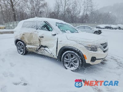 Czwarte zdjęcie samochodu z boku: 2021 KIA SELTOS LX VIN:KNDEPCAA0M7129377 - miniatura