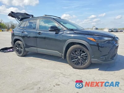 Czwarte zdjęcie samochodu z boku: 2025 TOYOTA COROLLA CROSS HYBRID NIGHTSHADE VIN:7MUFBABG6SV071732 - miniatura