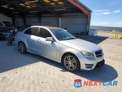 Czwarte zdjęcie samochodu z boku: 2014 MERCEDES-BENZ C 250 VIN:WDDGF4HB2EG222330 - miniatura