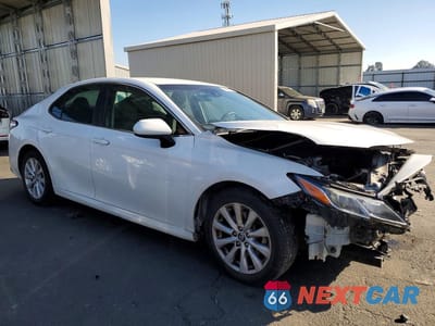 Czwarte zdjęcie samochodu z boku: 2018 TOYOTA CAMRY LE VIN:4T1B11HK4JU019142 - miniatura