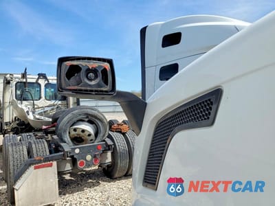 Zdjęcie 9 z 10 samochodu: 2016 VOLVO VNL SEMI TRUCK VIN:4V4N39TGXGN965492 - miniatura