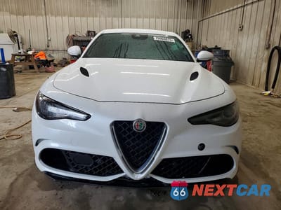 Piąte zdjęcie samochodu w środku: 2017 ALFA ROMEO GIULIA QUADRIFOGLIO VIN:ZARFAEAV8H7556712 - miniatura