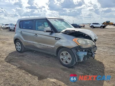 Czwarte zdjęcie samochodu z boku: 2013 KIA SOUL BASE VIN:KNDJT2A53D7609338 - miniatura