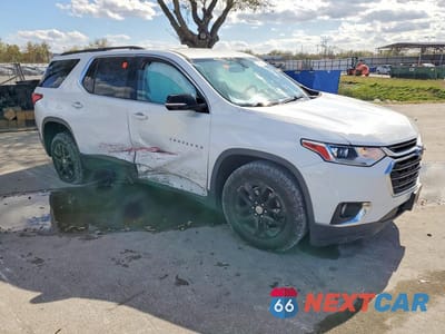 Czwarte zdjęcie samochodu z boku: 2020 CHEVROLET TRAVERSE LT VIN:1GNEVHKW6LJ220000 - miniatura